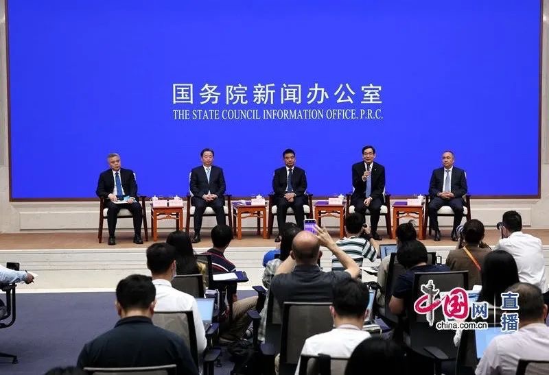 中外记者见面会上，周育先谈如何弘扬企业家精神